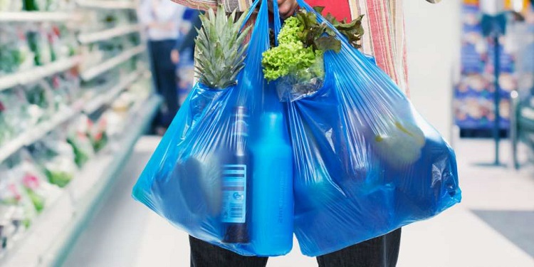 Penggunaan kantong plastik, Sumber : marketeers.com